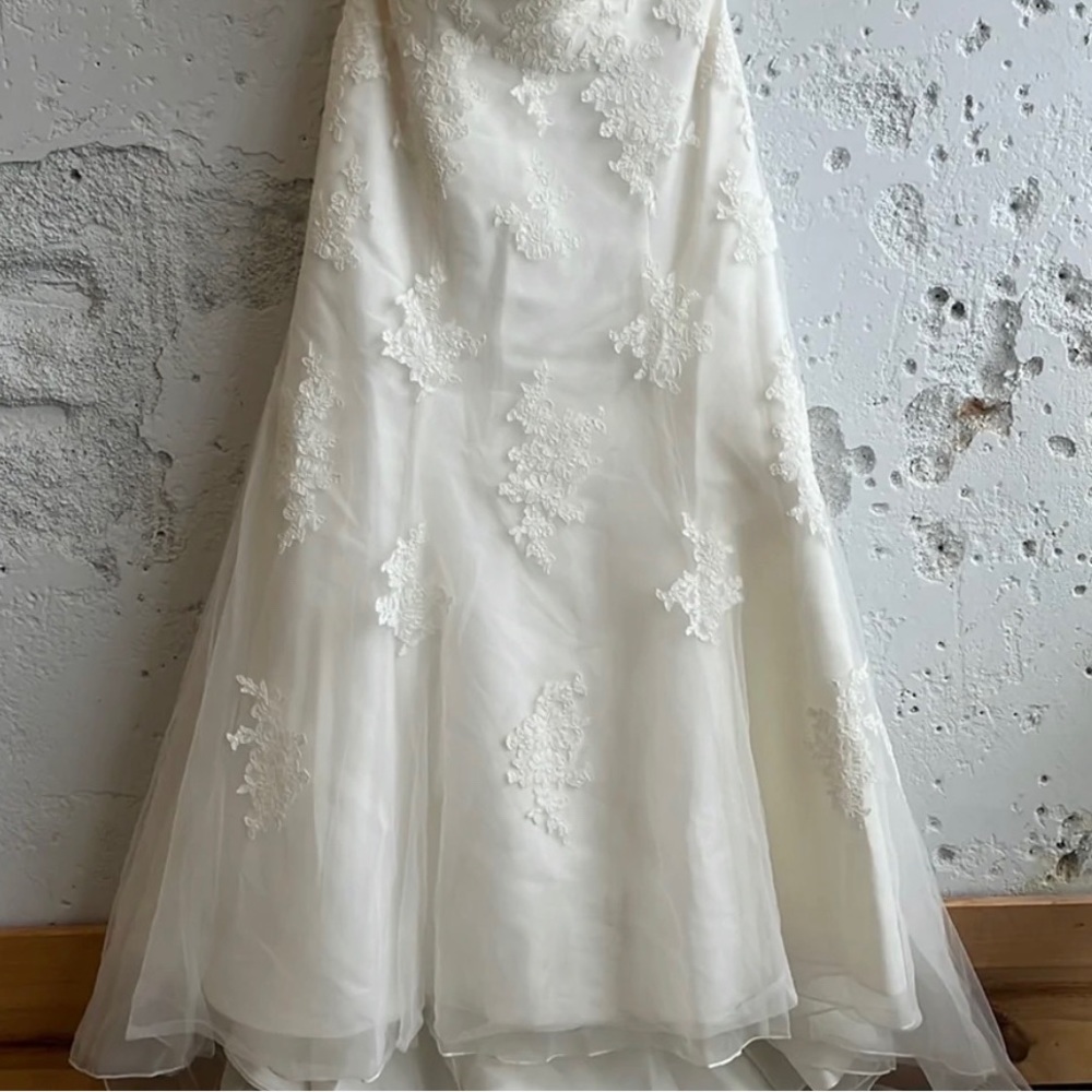 Wedding dress - Picture 2 of 6